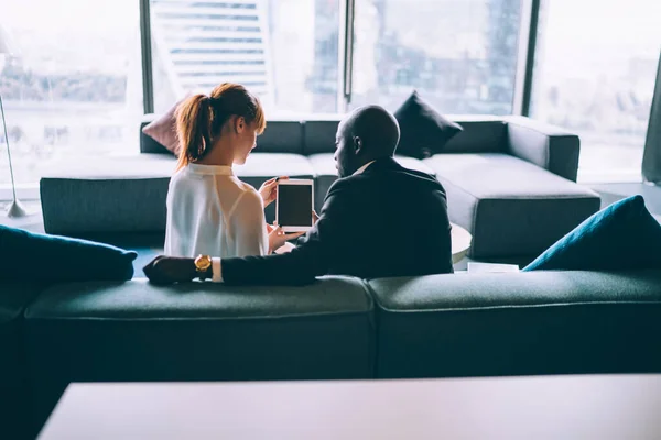 Achteraanzicht Van Diverse Mannelijke Vrouwelijke Advocaten Die Tekst Publicatie Lezen — Stockfoto