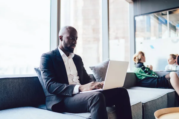 Empregador Masculino Pele Escura Terno Formal Assistindo Webinar Tutorial Aplicativo — Fotografia de Stock