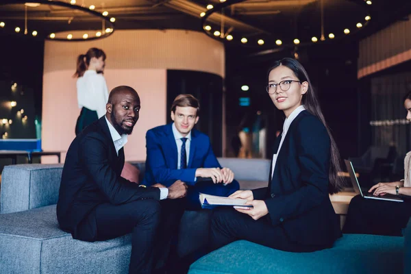 Retrato Colegas Masculinos Femeninos Formalmente Vestidos Sentados Sofá Oficina Mirando — Foto de Stock