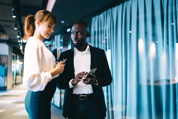 Diverse Collega Die Media Informatie Delen Mobiele Gadgets Met Behulp — Stockfoto