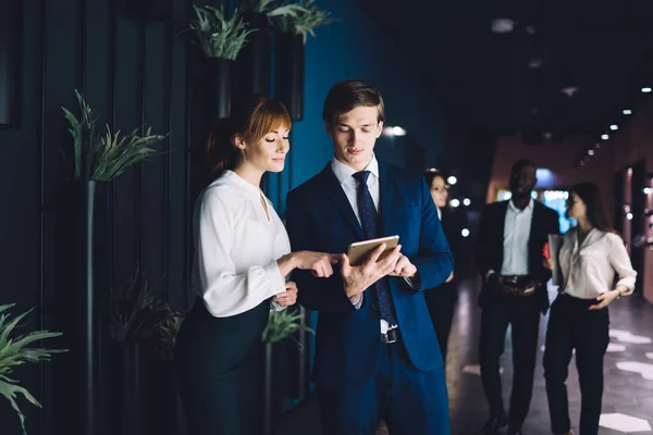 Blanke Man Vrouw Kijken Naar Video Tijdens Collaboratieve Gesprekken Kantoor — Stockfoto