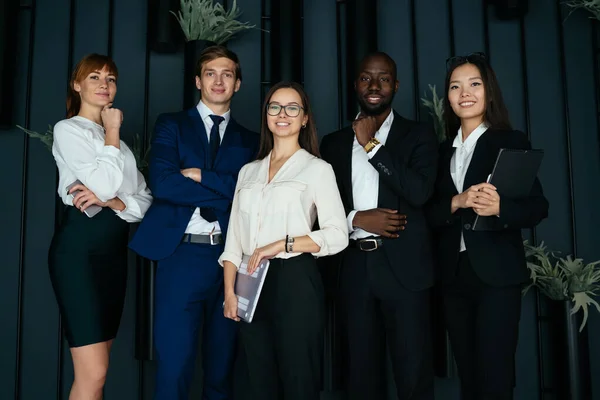 Retrato Metade Comprimento Líderes Masculinos Femininos Bem Sucedidos Roupas Formais — Fotografia de Stock