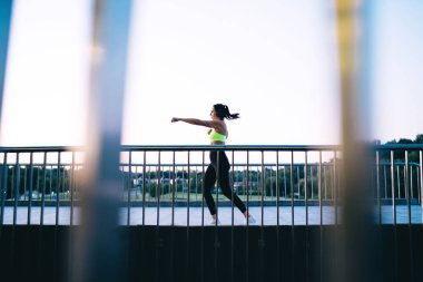 Sokakta boks yapan güçlü bayan sporcuların yan görüntüsü ve şehir sokaklarında moda sutyen ve taytlarla antrenman yaparken spor yapması