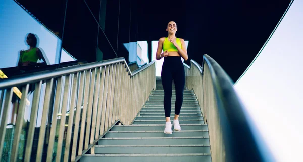 Alegre Mujer Caucásica Disfrutando Ejercicio Energético Manteniendo Metas Objetivos Bienestar — Foto de Stock