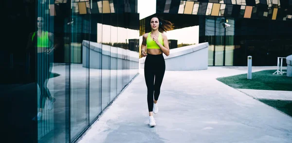 Strong Female Athlete 20S Jogging Outdoors Training Vitality Listening Music — Stock Photo, Image