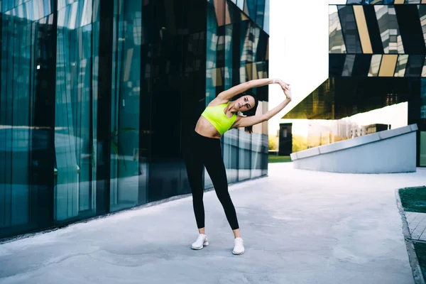 Aktive Kaukasische Sportlerin Macht Dehnübungen Für Das Training Der Körpermuskulatur — Stockfoto