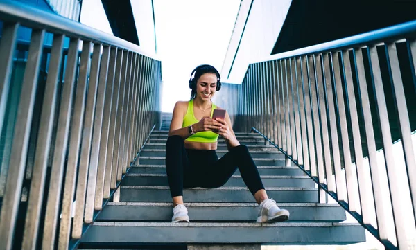 Lachende Slanke Vrouwelijke Loper Tevreden Met Ochtend Training Opname Resultaten — Stockfoto