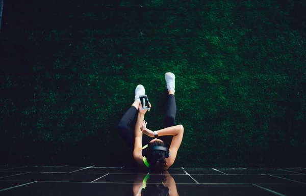 Vue Dessus Entraîneur Féminin Reposant Herbe Verte Près Urbanité Vérifier — Photo