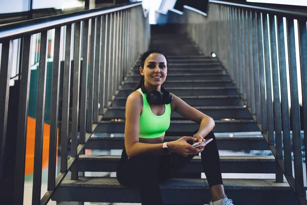 Van Onderen Van Glimlachende Etnische Vrouwelijke Atleet Sportkleding Met Mobiele — Stockfoto