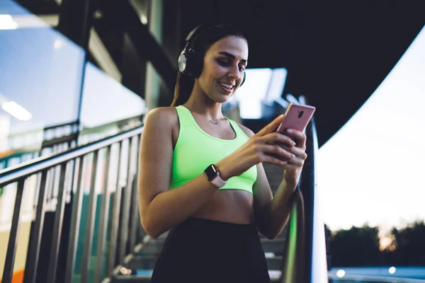 Van Onderen Van Jonge Vrouwelijke Loper Activewear Staan Buurt Van — Stockfoto