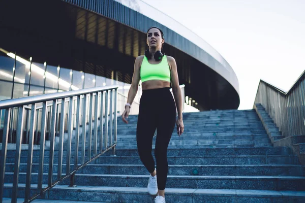 Confident Fit Sportswoman Trendy Bra Leggings Going Staircase Background Urban — Stock Photo, Image