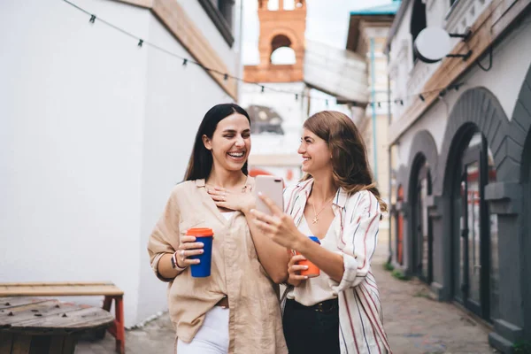 Pozitivní Ženy Módní Oblečení Drží Poháry Kávou Směje Vtipu Při — Stock fotografie