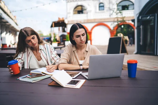 Femmes Perplexes Regardant Vidéo Webinaire Pour Apprentissage Ligne Tutoriel Pendant — Photo