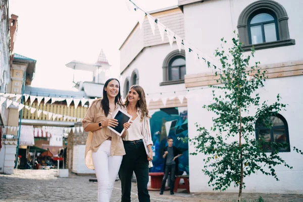 Modern Dokunmatik Yastıklı Neşeli Beyaz Kadın Turistler Birlikte Tatillerden Memnun — Stok fotoğraf