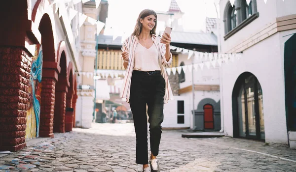 Sorridente Turista Femminile Piedi Città Urbanità Utilizzando Applicazione Posizione Monitoraggio — Foto Stock