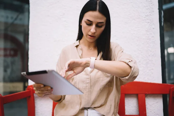 Mulher Bonita Com Almofada Toque Verificando Tempo Smartwatch Wearable Enquanto — Fotografia de Stock