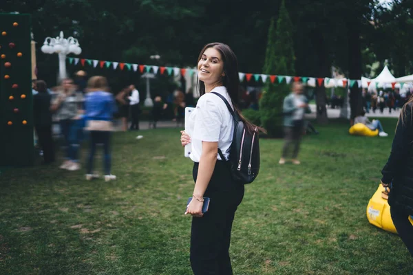 Boční Pohled Veselou Mladou Brunetku Neformálním Oblečení Batohem Notebookem Stojící — Stock fotografie