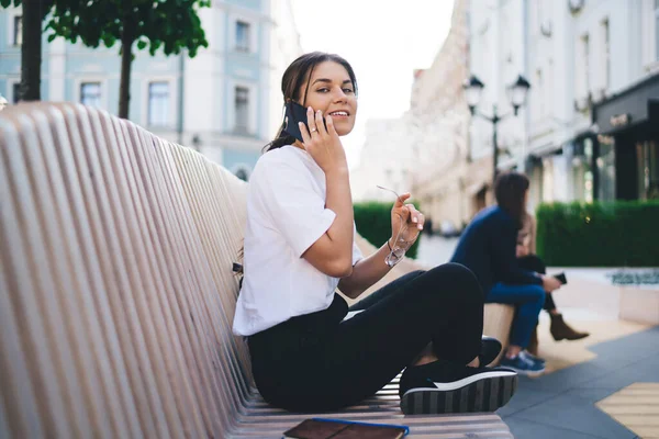 Sidovy Positiv Ung Kvinna Casual Outfit Ler Och Tittar Kameran — Stockfoto