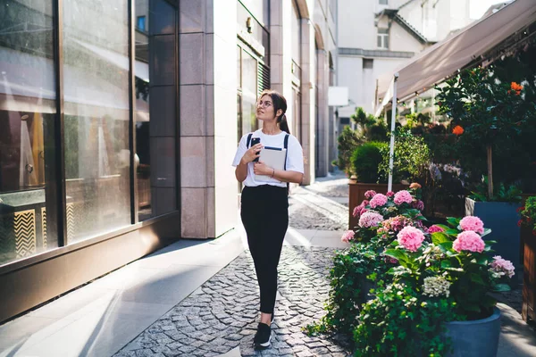 Pensiv Ung Kvinna Casual Kläder Och Glasögon Som Håller Smartphone — Stockfoto