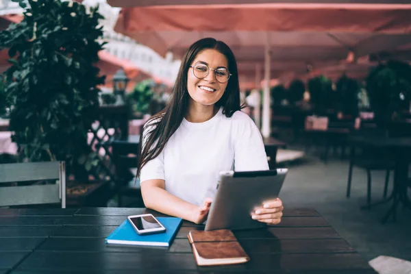 Mujer Joven Positiva Con Ropa Casual Anteojos Sentados Cafetería Calle —  Fotos de Stock