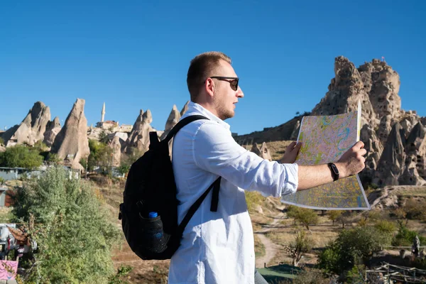 Vista Lateral Homem Focado Óculos Mochila Olhando Para Mapa Enquanto — Fotografia de Stock