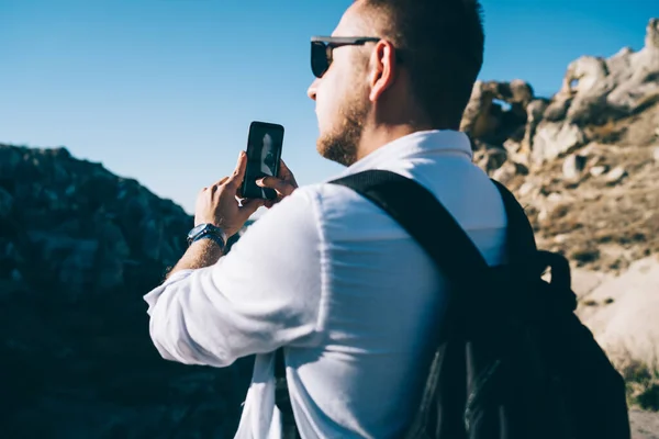 Vista Lateral Cultura Turista Masculino Com Mochila Preta Usando Óculos — Fotografia de Stock