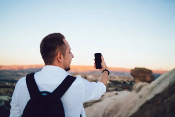 Back View Faceless Male White Clothes Black Backpack Using Mobile — Stock Photo, Image