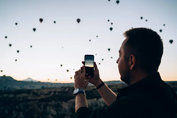 Seitenansicht Eines Erwachsenen Mannes Der Ein Foto Mit Dem Smartphone — Stockfoto