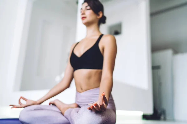 Von Unten Junge Schlanke Frau Fitness Top Meditiert Padmasana Asana — Stockfoto