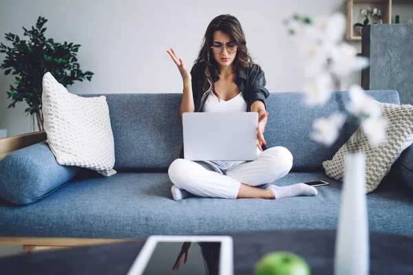 Mujer Joven Cuerpo Completo Gafas Levantando Mano Utilizando Ordenador Portátil — Foto de Stock