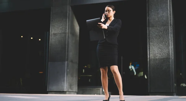 Full Body Young Woman Formal Suit Notepad Hand Discussing Project — Stock Photo, Image