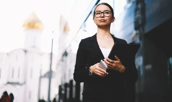 Mujer Morena Seria Gafas Traje Oficina Con Carpeta Con Documentos — Foto de Stock