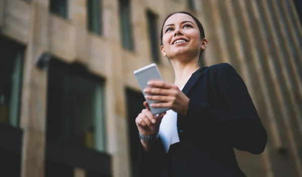 Dołu Młoda Brunetka Kobieta Garniturze Biurowym Pomocą Smartfona Stoi Pobliżu — Zdjęcie stockowe