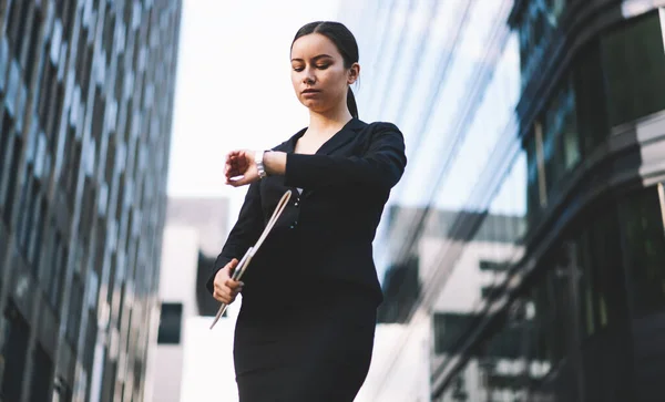 Mujer Con Estilo Serio Bajo Ángulo Traje Formal Negro Que —  Fotos de Stock