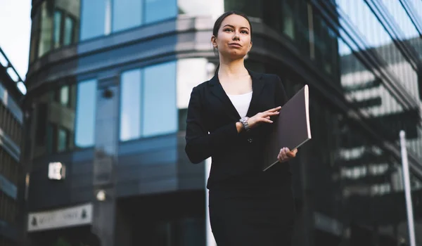 Bajo Ángulo Elegante Hembra Traje Formal Con Carpeta Con Documentos — Foto de Stock