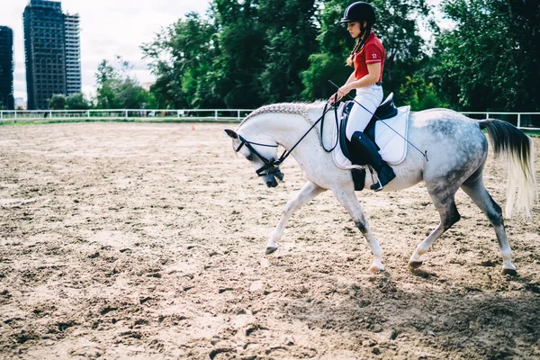 Seitenansicht Einer Jungen Jockeyspielerin Richtigen Outfit Die Bei Sonnigem Wetter — Stockfoto