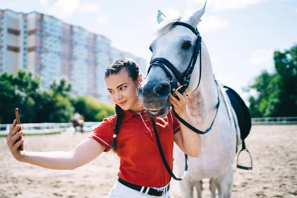 Blanke Vrouwelijke Jockey Genieten Van Vrije Tijd Voor Paard Paddock — Stockfoto