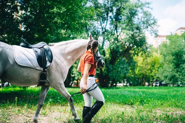 Vista Lateral Mulher Cavalo Anônima Desgaste Casual Levando Égua Cinza — Fotografia de Stock