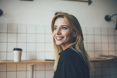 Samimi bir kadın. 20 yaşında, mükemmel bir gülüşü ve sarı saçları var. Kafeteryada boş zamanlarında rüya görüyor.