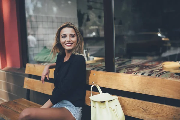 Menina Hipster Alegre Caucasiana Com Cabelo Loiro Perfeito Descansando Banco — Fotografia de Stock