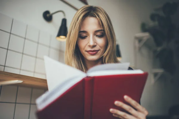 Atractiva Estudiante Caucásica Disfrutando Del Tiempo Libre Para Leer Libros — Foto de Stock