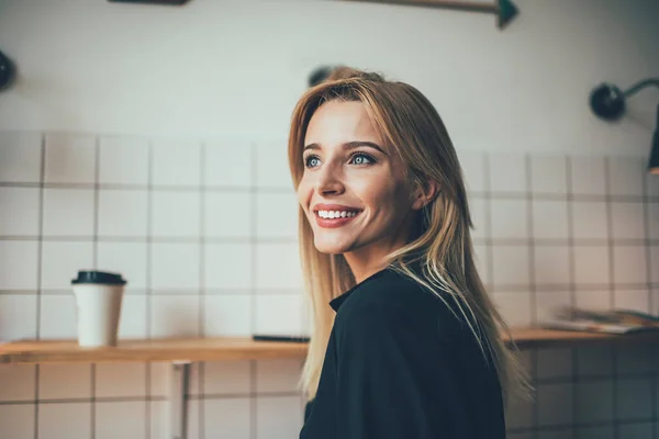 Hoogachtend Vrouw Jaar Oud Met Perfecte Glimlach Blond Haar Weg — Stockfoto