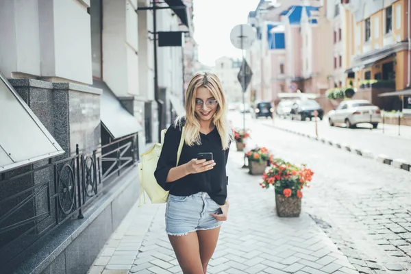 Feliz Turista Feminina Óculos Sol Elegantes Rastreando Gps Durante Verão — Fotografia de Stock