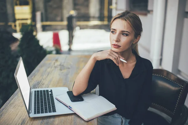 Mujer Autónoma Contemplativa Reflexionando Sobre Información Durante Planificación Remota Para —  Fotos de Stock