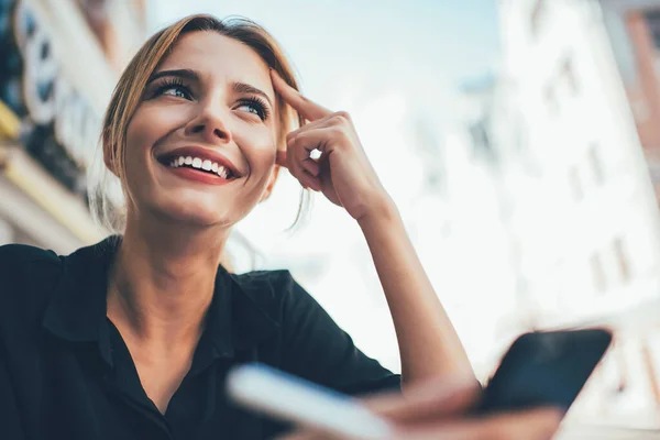 Allegro Donna Caucasica Con Sorriso Candido Sul Viso Sensazione Felicità — Foto Stock