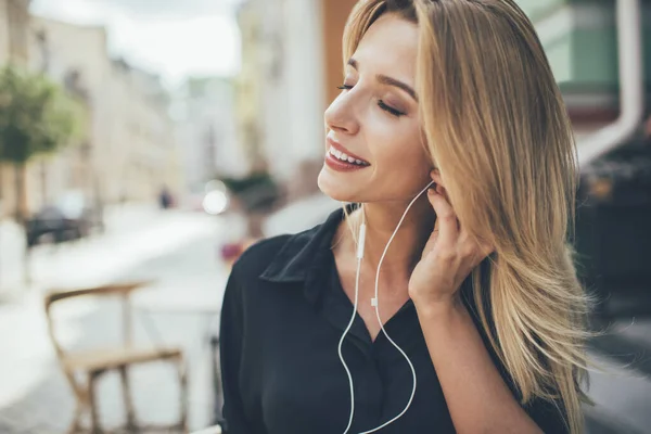 Mujer Joven Relajada Escuchando Música Usando Auriculares Electrónicos Con Los — Foto de Stock