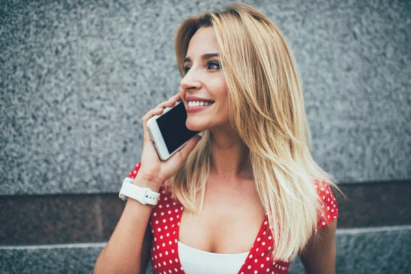 Csinos Kaukázusi Lány Tökéletes Fehér Fogak Élvezi Pozitív Mobil Kommunikáció — Stock Fotó