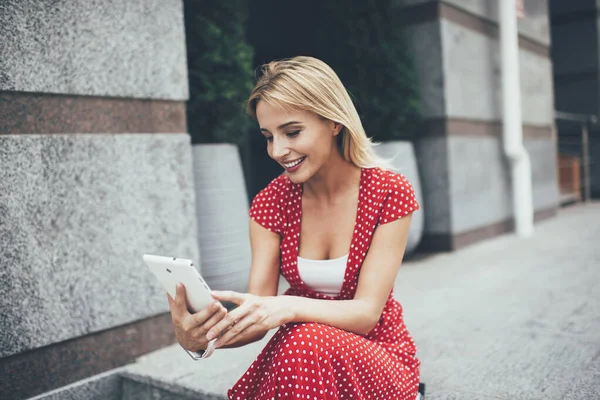 Happy Millennial Girl Menikmati Jaringan Online Melalui Touch Pad Modern — Stok Foto