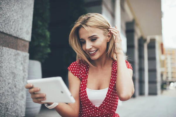 Happy Millennial Girl Menikmati Jaringan Online Melalui Touch Pad Modern — Stok Foto