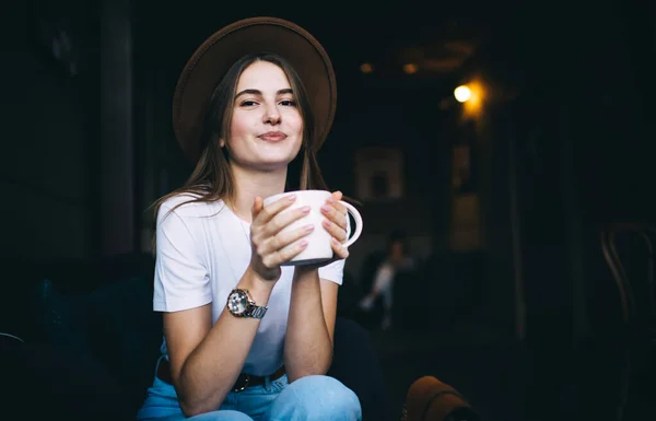 Jovencita Sonriente Positiva Sombrero Moda Ropa Casual Con Taza Bebida —  Fotos de Stock